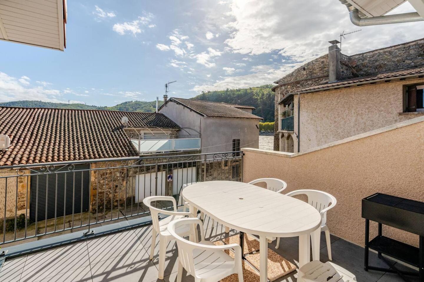 Holiday home Elegante Maison T4 Avec Terrasse Vue Rhone